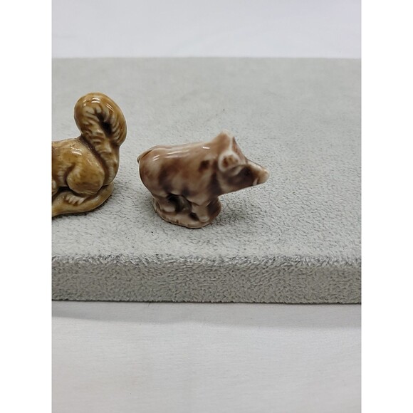 2 Wade Whimsies Figurines Squirrel & Pig  Mini porcelain animals - Picture 5 of 16